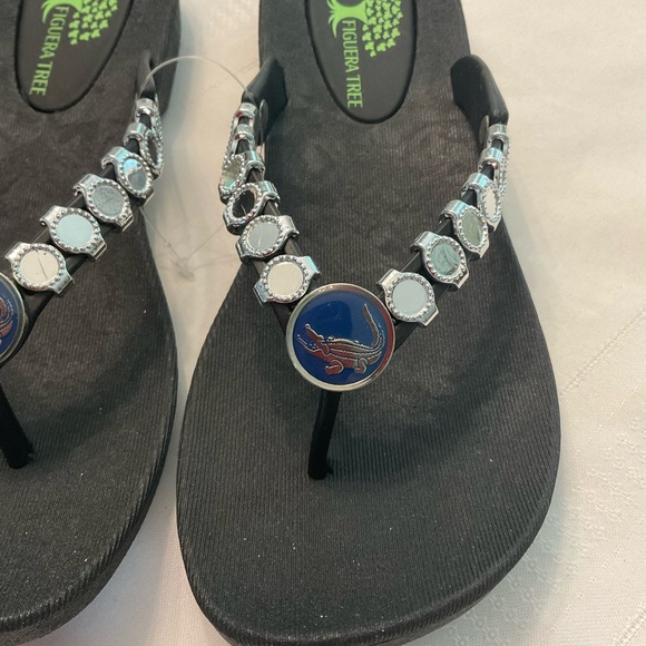 New Figuera Tree Flip Flops. Size 8 - Picture 6 of 6